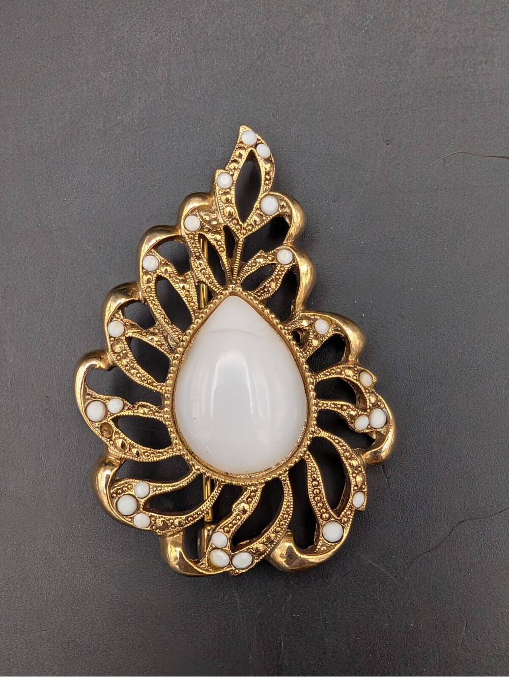 Vintage 1928 Jewelry Co Gold Tone Pearlesent White Glass Cabochon I'mBrooch Pin